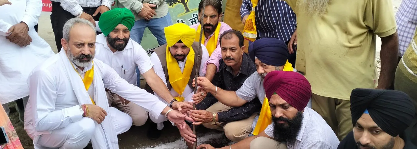 ਭਾਈਚਾਰੇ ਦੇ ਆਗੂਆਂ ਨਾਲ ਰੁੱਖ ਲਗਾਓ ਮੁਹਿੰਮ