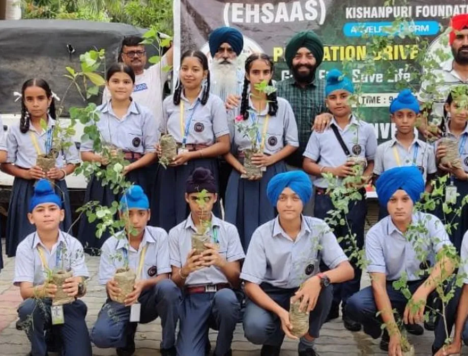 ਲੋੜਵੰਦ / ਯਤੀਮ ਬੱਚਿਆਂ ਨੂੰ ਸਿੱਖਿਆ